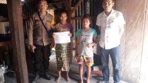 Aipda-Sukiman-bersama-Kades-Kajuwangi-Siprianus-Jawa-saat-kunjungi-kediaman.jpg