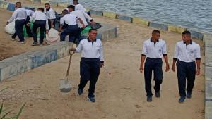 Aksi-bersih-pantai-di-Pantai-Pasir-Panjang-yang-dilaksanakan-oleh-Hotel-Kristal-Kupang.jpg