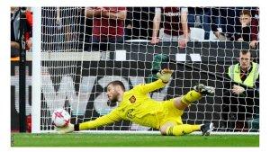 Aksi-penyelamatan-bola-ke-gawang-yang-dilakukan-David-de-Gea.jpg