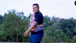 Alfred-Gare-membawakan-lagu-daerah-Maumere-Sikka-judul-Sipe-Wolon-Diller.jpg