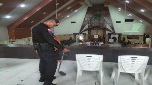 Anggota-Brimob-Sterilisasi-Gereja-di-Kota-Kupang.jpg