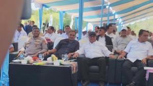 Anggota-DPD-RI-Angelo-Wake-Kako-tengah.jpg