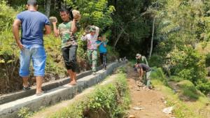 Anggota-Kodim-Manggarai-bersama-warga-bangun-irigasi-di-Beamese.jpg