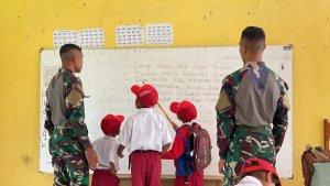 Anggota-Satgas-Pamtas-Yonif-742SWY-Sektor-Timur-mengajar.jpg