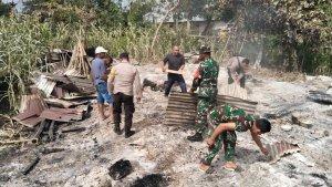 Anggota-TNI-dan-Polri-sedang-bersama-warga.jpg