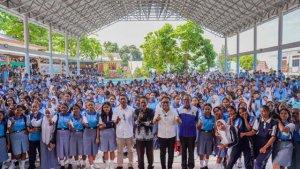Ansy-Lema-pose-bersama-guru-dan-siswa-pada-salah-satu-sekolah-di-Ende.jpg