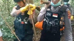 Aparat-kepolisian-Polres-Malaka-mengevakuasi-mayat.jpg