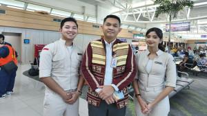 Area-Manager-Lion-Group-Kupang-Rinus-Togar-Zebua-bersama-Pramugara-dan-Pramugari-Super-Air-Jet.jpg