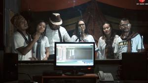 Artis-penyani-asal-Ende-membaakan-lagu-Ende-Deku-Dengu.jpg