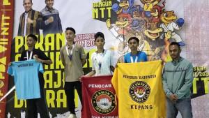 Atlet-Taekwondo-asal-Kabupaten-TTU-Pirlo-Junior-Kiak-saat-menerima-penghargaan-medali-emas.jpg