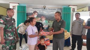 BERI-PAKET-Plt-Camat-Wulanggitang-Karolus-Kelemur-memberikan-paket-dari-Kompas.jpg
