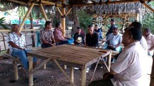 Bakal-calon-gubernur-NTT-Sebastian-Salang-saat-menemui-warga.jpg