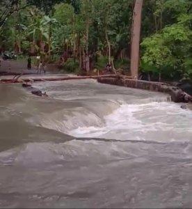 Banjir-terjadi-di-jembatan-Crossway-Bulabutu-di-Desa-Munerana.jpg