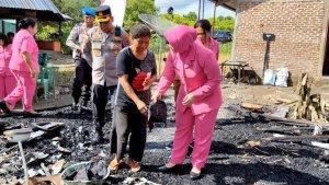 Bantuan-kepada-korban-kebakaran-di-Desa-Letmafo-Timur.jpg