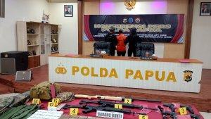Barang-bukti-senjata-api-dan-amunisi-yang-diamankan-dari-pelaku-jaringan-KKB-berinisial-YE-28.jpg