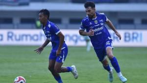Beckham-Putra-Nugraha-dan-bek-Persib-berpaspor-Irak-Frans-Putros.jpg