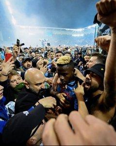Bintang-Napoli-Victor-Osimhen-dikerumuni-penggemar.jpg