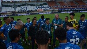 Bojan-Hodak-memberikan-arahan-usai-pertandingan-melawan-Persija.jpg