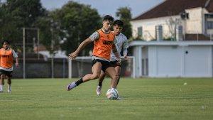 Bruno-Moreira-saat-sesi-latihan-game-di-Lapangan-Gelora.jpg