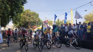 Bupati-Belu-Willybrodus-Lay-secara-resmi-melepas-rombongan-peserta-Tour-de-EnTeTe.jpg