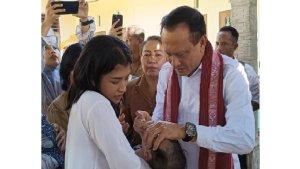 Bupati-Belu-dr-Agus-Taolin-melaunching-PIN-Polio-tingkat-Kabupaten-Belu.jpg