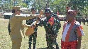 Bupati-Belu-dr-Agustinus-Taolin-secara-simbolik-menyerahkan-alat-dan-bahan-kepada-perwakilan-TNI.jpg