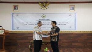 Bupati-Belu-dr-Taolin-Agustinus-saat-menyerahkan-Laporan-Keuangan-LKP-Pemerintah-Kabupaten-Belu.jpg