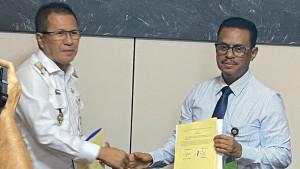 Bupati-Kupang-Yosef-Lede-berjabatan-tangan-bersama-Rektor-Universitas-Nusa-Cendana.jpg