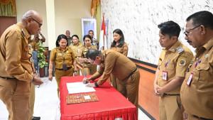 Bupati-Kupang-Yosef-Lede-bubuhkan-tanda-tangan-disaksikan-Wakil-Bupati-Aurum-Titu-Eki.jpg