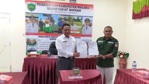 Bupati-Malaka-Simon-Nahak-menyerahkan-dokumen-NPHD-kepada-Ketua-Bawaslu-Malaka.jpg