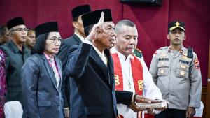 Bupati-Manggarai-Hery-Nabit-saat-melantik-Lambertus-Paput.jpg