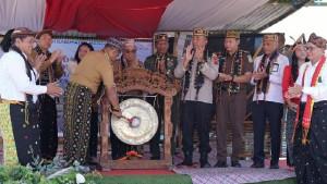 Bupati-Manggarai-Herybertus-GL-Nabit-sedang-memukul-gong-tanda.jpg