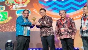 Bupati-Manggarai-Timur-Agas-Andreas-SHMHum-kanan-sedang-menerima-penghargaan-UHC-Award.jpg