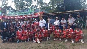 Bupati-Manggarai-Timur-Agas-Andreas-foto-bersama-para-pemain-Elar-Selatan.jpg