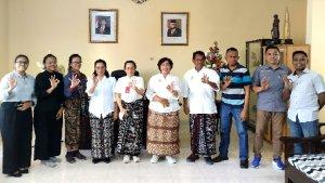 Bupati-Rote-Ndao-Paulina-Haning-Bullu-bersama-yayasan-seribu-cita-bangsa-dan-jurnalis-OBW.jpg