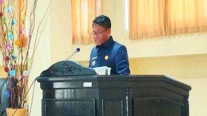Bupati-Rote-Ndao-Paulus-Henuk-saat-sambutan-dalam-sidang-paripurna.jpg