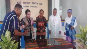 Bupati-Sumba-Barat-Daya-Ratu-Ngadu-Wulla-ST-saat-meresmikan-gedung-kantor-KSP-Kopdit-Pintu-Air.jpg