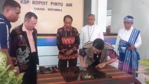 Bupati-Sumba-Barat-Daya-tandatangan-prasasti.jpg
