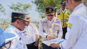 Bupati-TTS-Buce-Lioe-berdiskusi-dengan-staf-saat-meninjau-lokasi-relokasi-korban-bencana.jpg