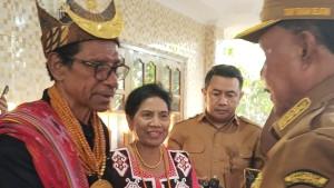 Bupati-TTS-Eduard-Markus-Lioe-bersalaman-dengan-Drs-Jonathan-Nunatonis.jpg