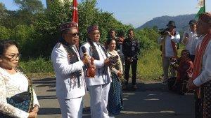 Bupati-dan-Wakil-Bupati-Manggarai-Timur-diterima-secara-adat-di-Wae-Reno.jpg