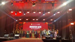 Camat-Kota-Raja-Victor-Reyneer-Therik-foto-bersama-perwakilan-RT-RW-Kel-Naikoten-1.jpg