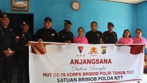 Dansat-Brimob-Polda-NTT-Kombes-Pol-Ferry-Raimond-Ukoli-anjanagsana-ke-rumah-anggota.jpg