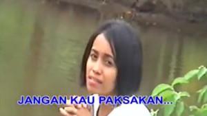 Dari-video-klip-Cari-Jalan-Laen-Jo.jpg