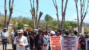 Demo-masyarakat-di-DPRD-Mabar.jpg