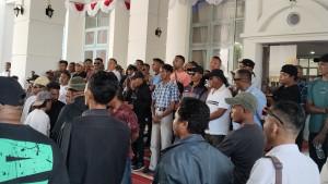 Demonstrasi-bantuan-Seroja-di-halaman-Kantor-Bupati-Kupang-Selasa-14102025.jpg