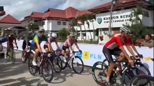 Detik-detik-peserta-balap-sepeda-Tour-de-EnTeTe-2025-akan-memasuki-garis-finish-etape-1.jpg