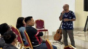Direktur-Nimo-Tafa-Institute-Eman-Krova-sedang-menyampaikan-sambutan-sebelum-Talkshow.jpg