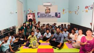 Dosen-Unimor-dan-pengajar-beserta-anak-binaan-di-Pusat-Pengembangan-Anak.jpg