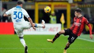Duel-udara-antara-Ilario-Monterisi-dan-Christian-Pulisic.jpg